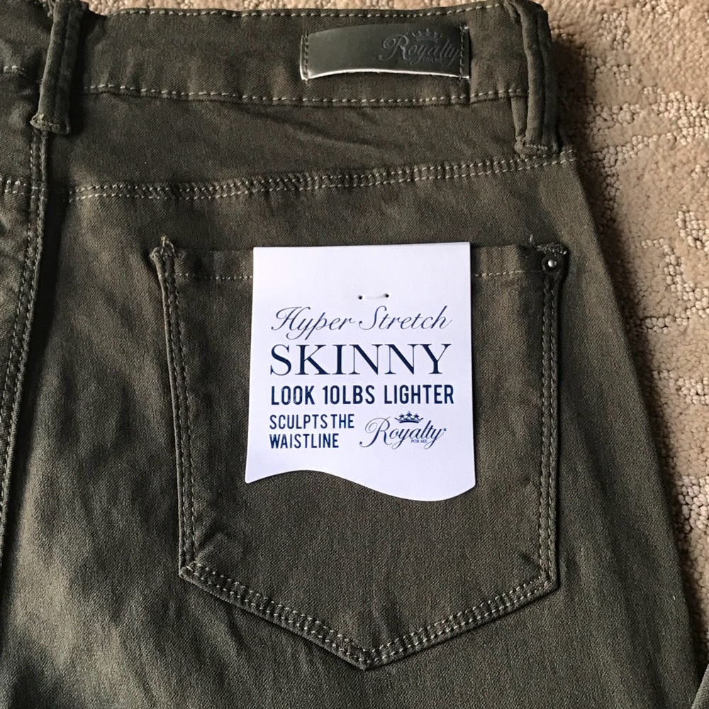 NWT!!  Mid Rise Stretch Jeans